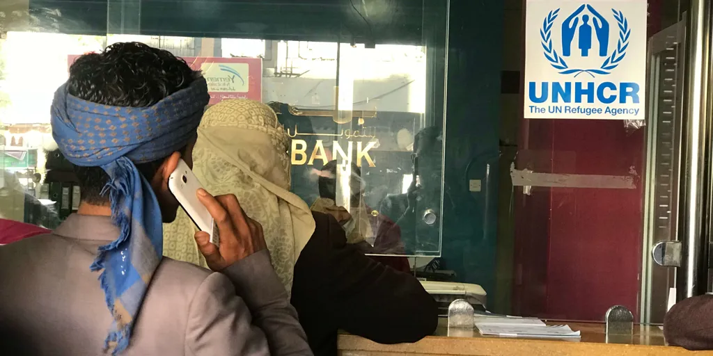 Yemen_yemenis-receive-cash-assistance