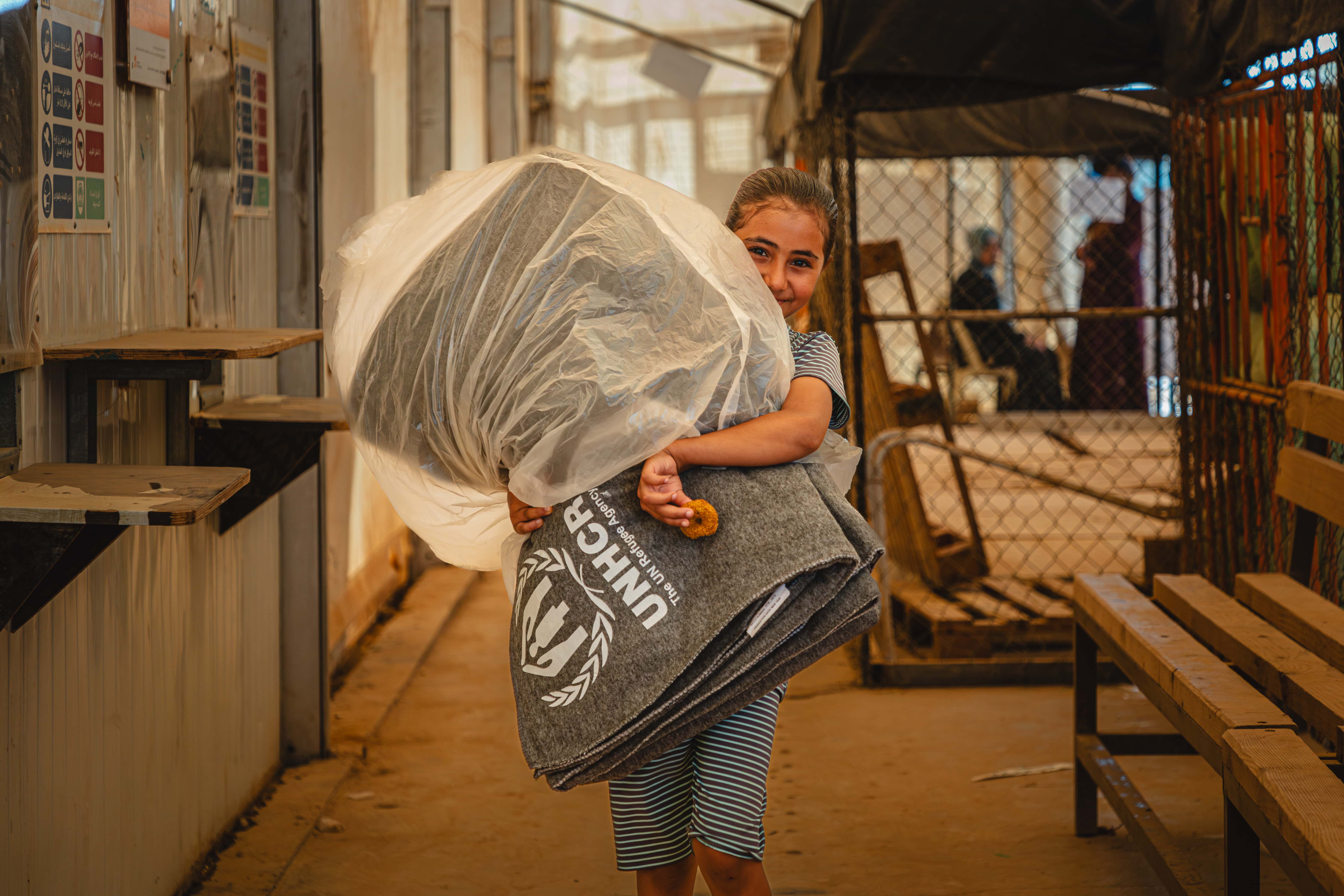 Jordan_Syrian-refugees-receive-UNHCR-blankets-In-Za'atari-Camp