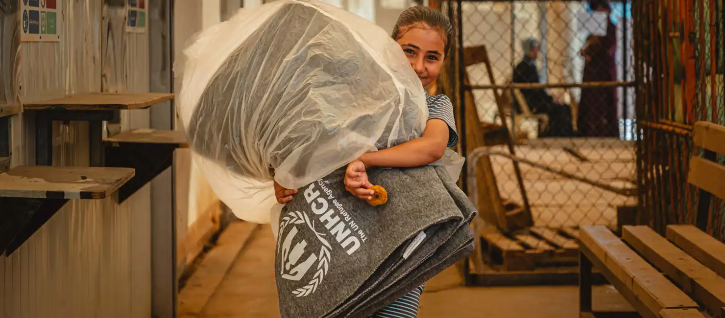 Jordan_Syrian-refugees-receive-UNHCR-blankets-In-Za'atari-Camp