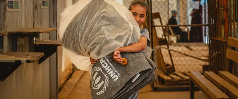 Jordan_Syrian-refugees-receive-UNHCR-blankets-In-Za'atari-Camp