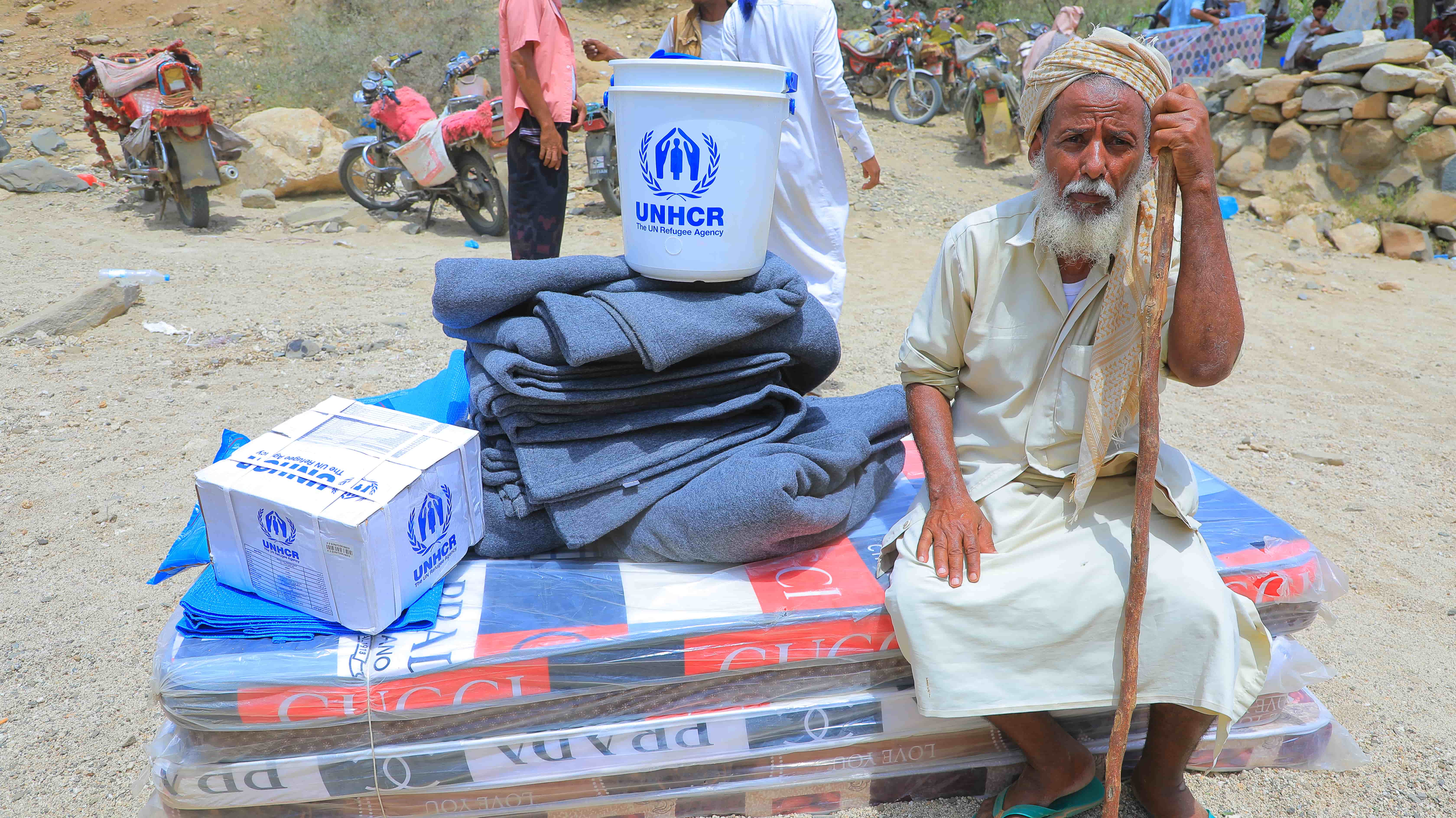 Yemen_displaced-people-receive-relief-items