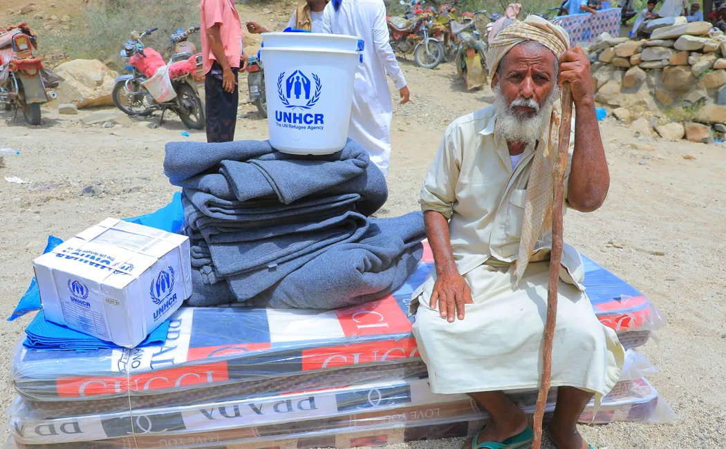 Yemen_displaced-people-receive-relief-items