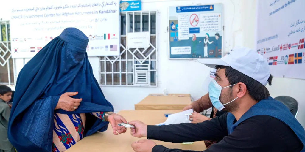 Afghanistan_Woman collects cash assistance
