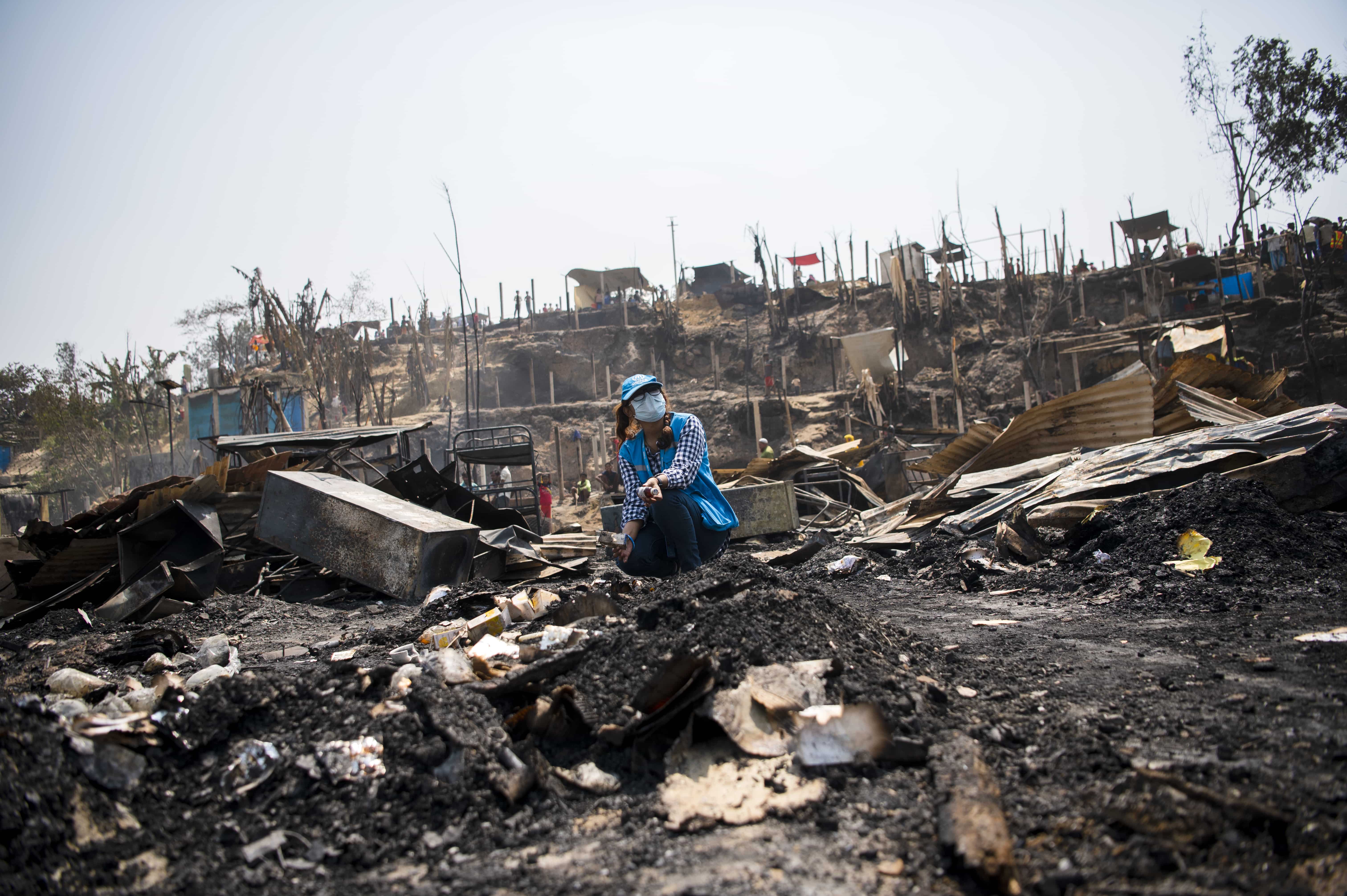 Bangladesh_UNHCR-staff-member-visits-burned-health-clinic