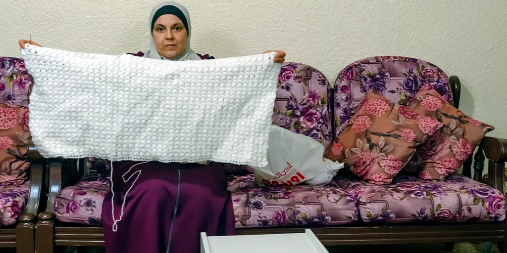 Zuzan uses her craft skills to provide for her family. © UNHCR/Hazm Almazouni