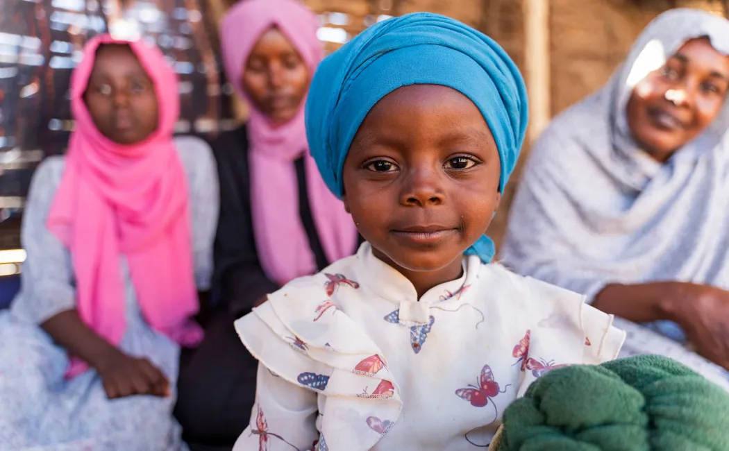 Chad_Sudanese-refugee-girl-with-family
