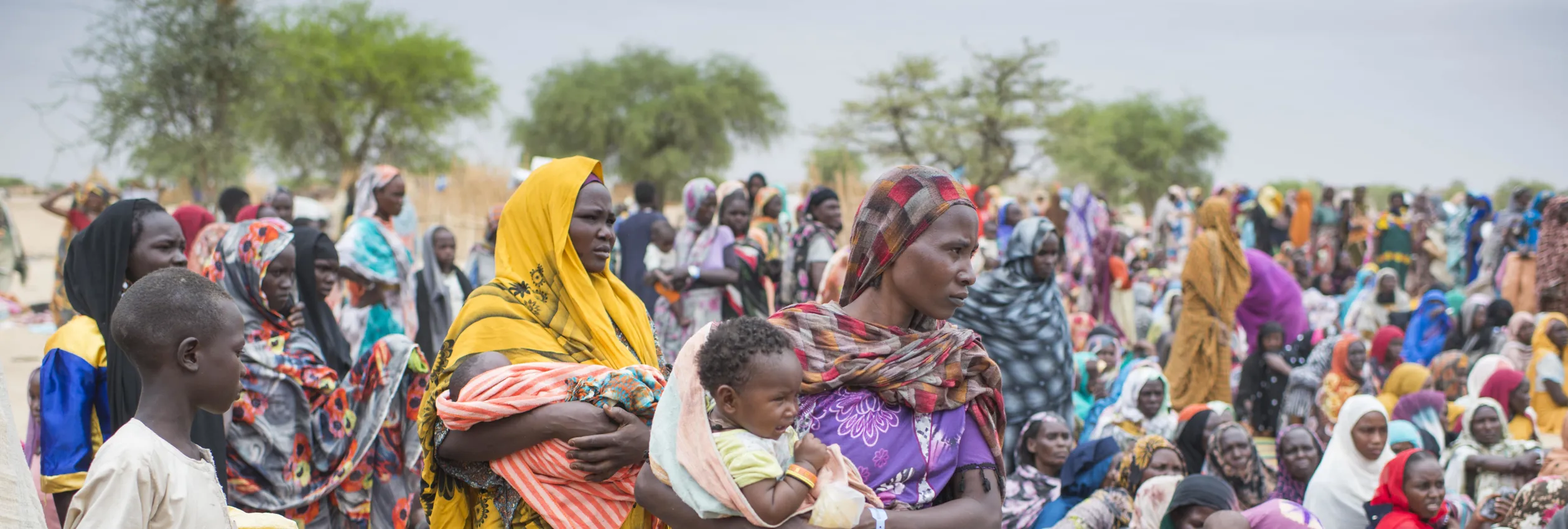 CHAD_Hundreds of newly arrived Sudanese refugees wait for the distribution of UNHCR relief kits (1)