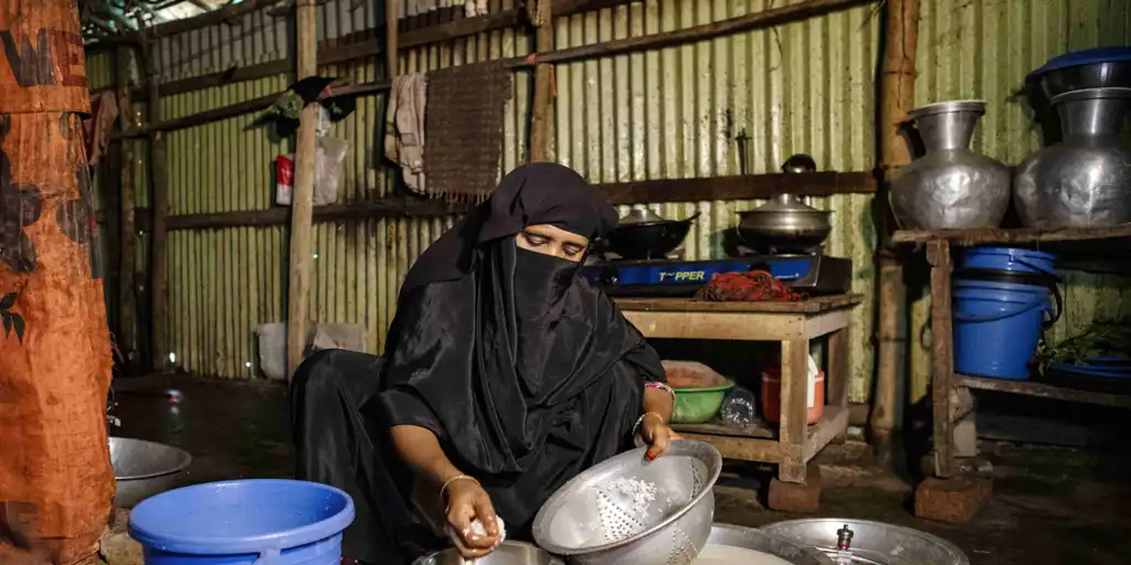 Bangladesh_Rohingya-woman-prepares-lunch-unhcr-fuel-efficient-pot