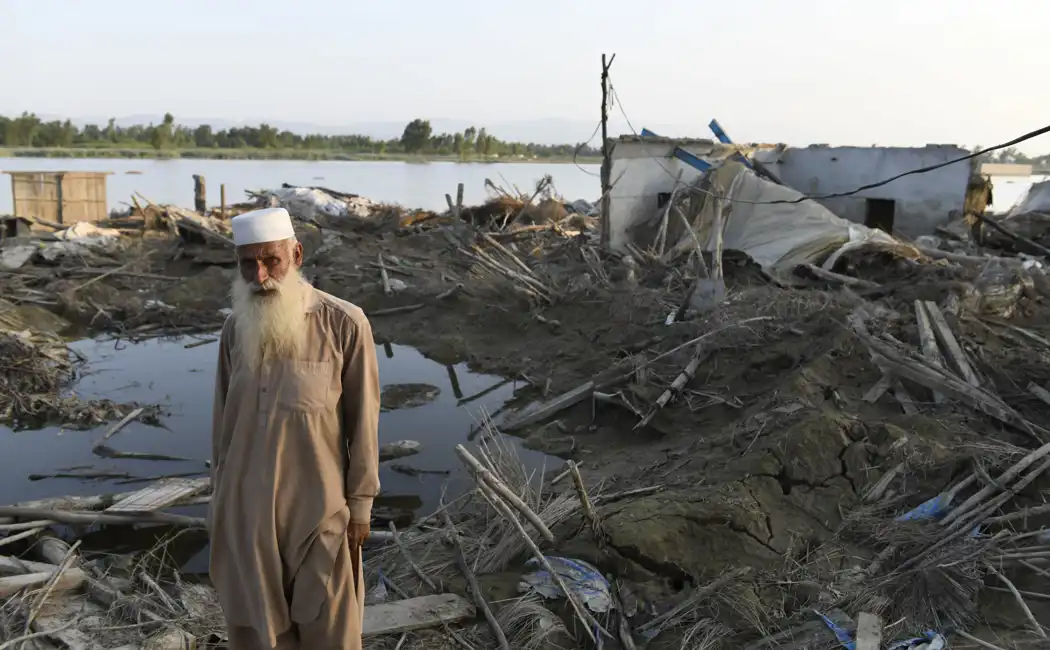 Pakistan_man-home-destroyed-by-flood