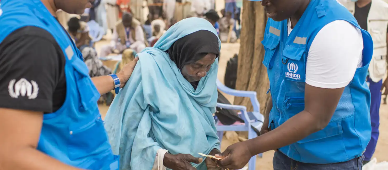 Chad_newly-arrived-sudanese-refugee-is-assisted-by-UNHCR