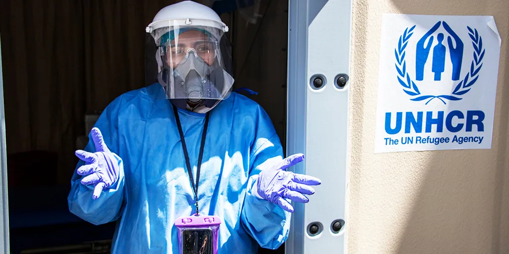 Valeria Inca is an Ecuadorian doctor working in a Refugee Housing Unit (RHU) installed by UNHCR outside the Baños de Agua Santa hospital. She performs triage for around 40 refugee and local patients infected with COVID-19 each day. @UNHCR/Jaime Giménez Sánchez de la Blanca