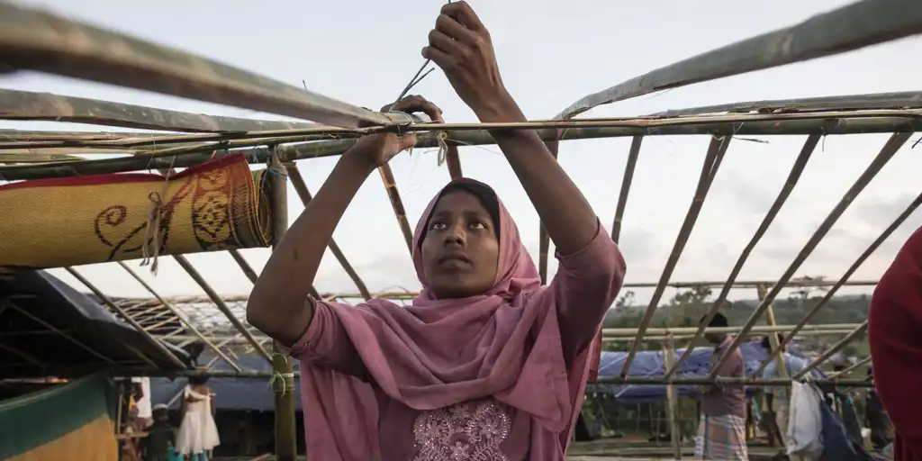 Bangladesh_Rohingya refugee builds a shelter in Thainkhali camp