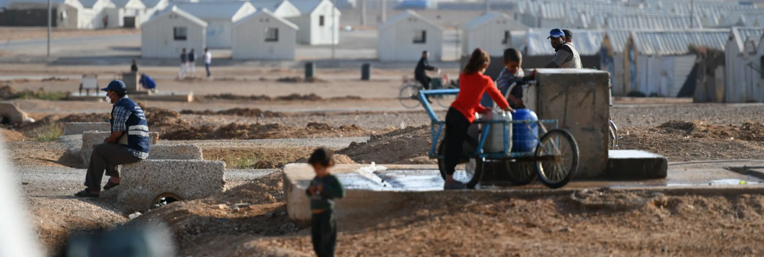 jordan_refugees-collect-water-from-pump-azraq