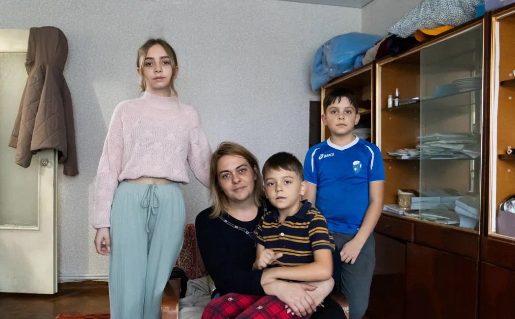 Moldova_Olga-picks-up-winter-relief-items-with-her-children