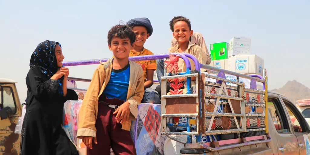 Yemen. Displaced families in Hudaydah receive essential household items.