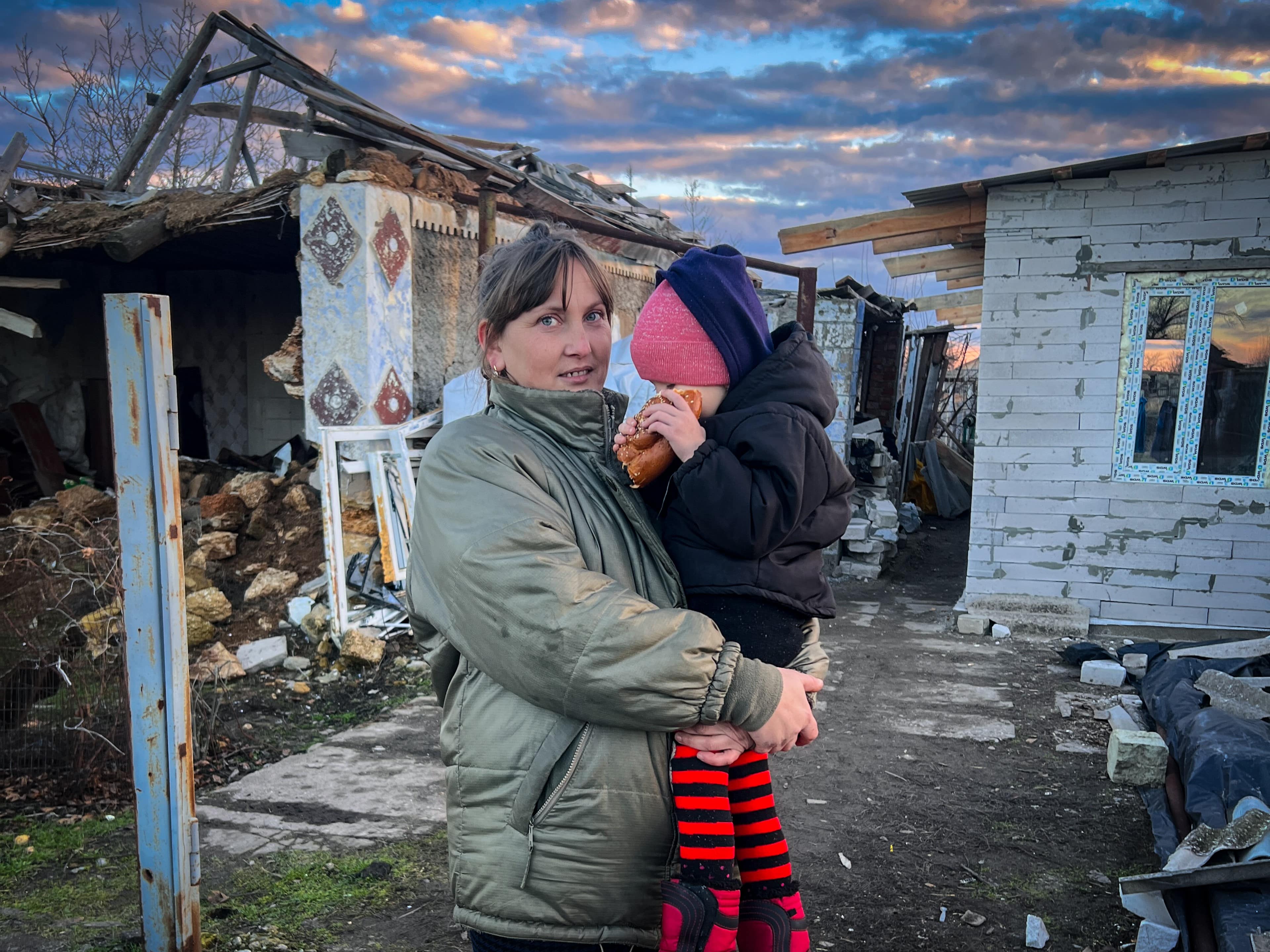Ukraine_Single-mother-of-three-rebuilds-her-home