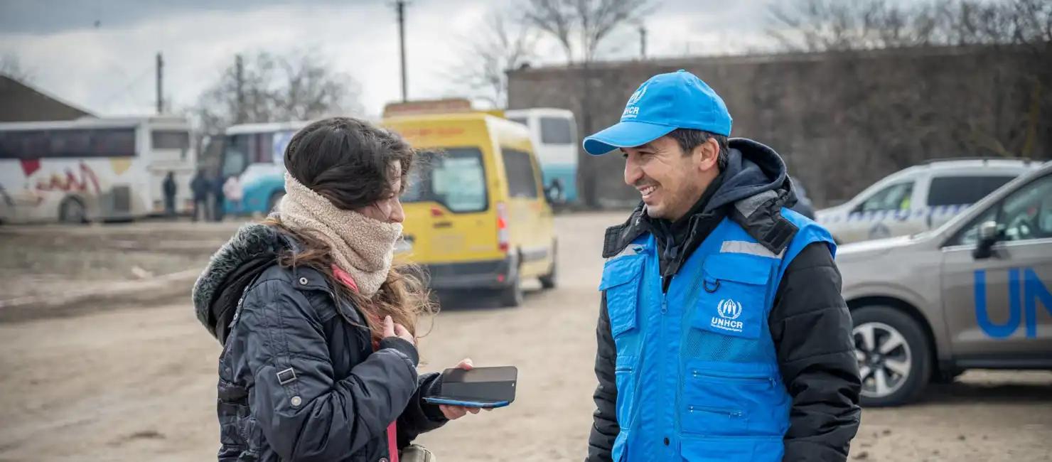 Banner Romania Unhcr Staff Member Assists Ukrainian Refugee