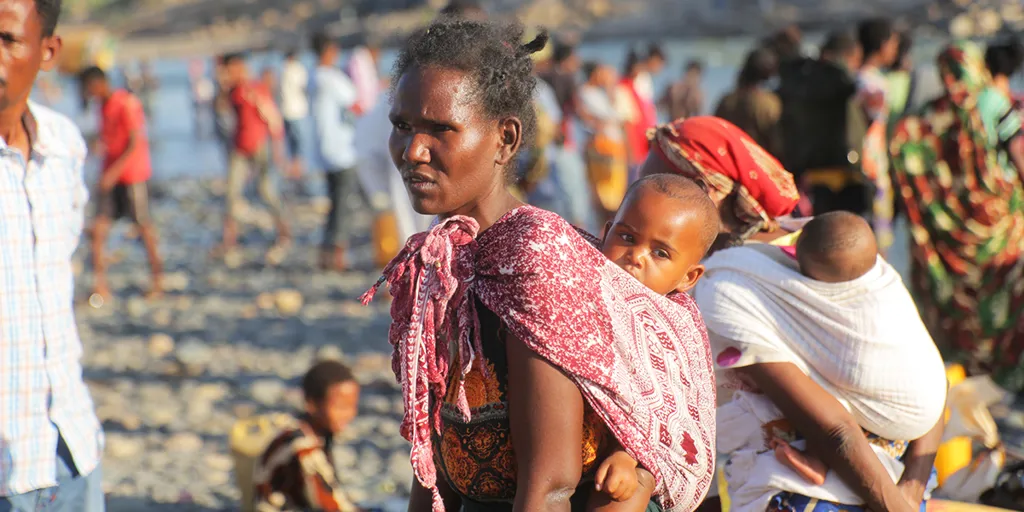 Ethiopian refugees fleeing clashes in the Tigray region, cross the border into Hamdayet, Sudan and navigate the Tekeze river. @UNHCR/Haim Elhag